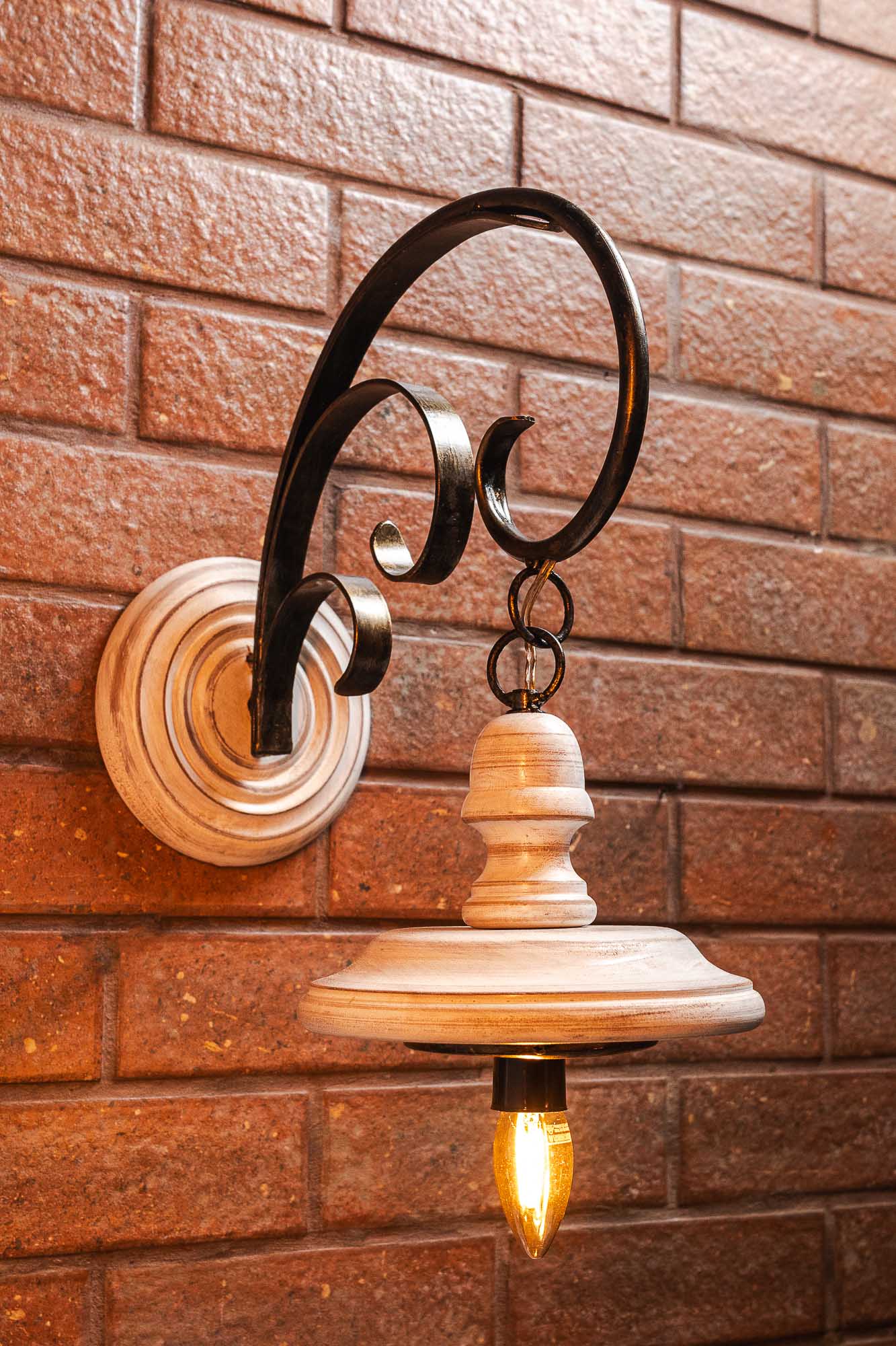 arandela rústica de madeira vs. arandela rústica de ferro