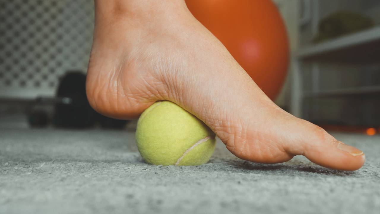 bolinha de tenis ou massageador para fascite plantar