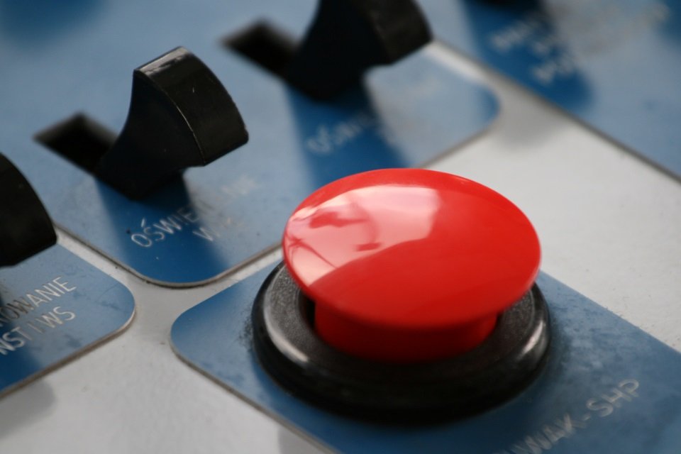 NR-12: A Importância do Botão de Emergência Vermelho na Indústria