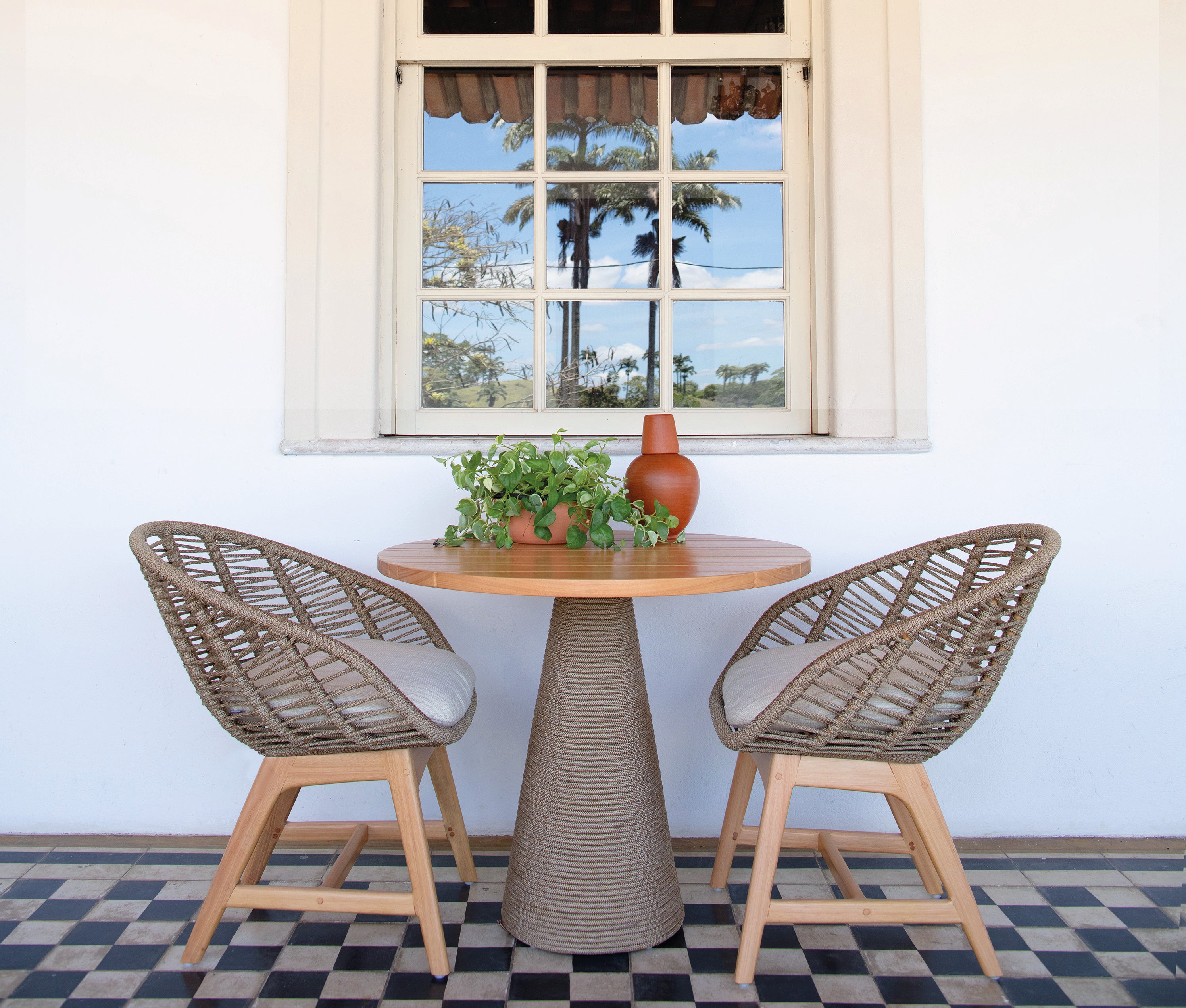 ideias de decoração varanda com cadeira de madeira