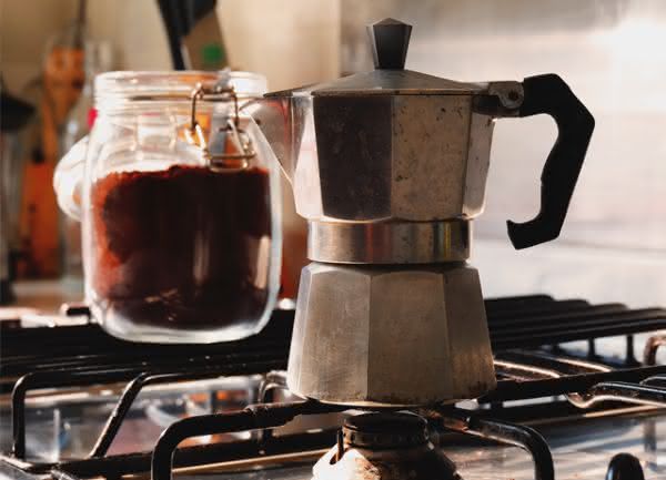 Micro-ondas ou fogão: Qual o melhor para reaquecer café?