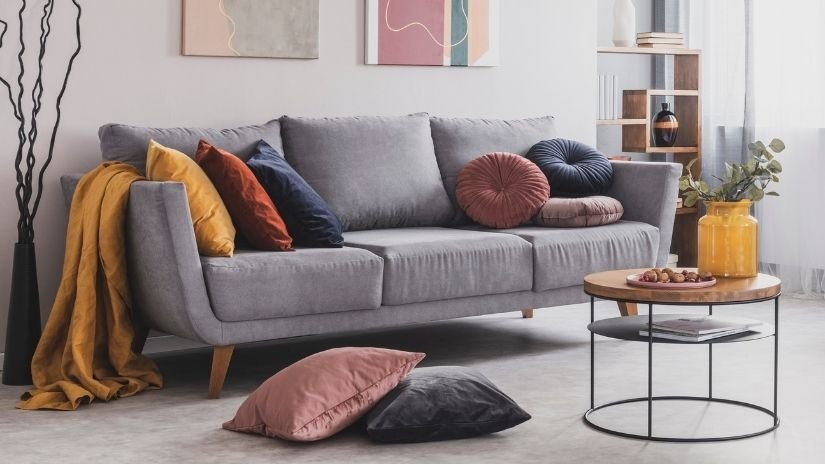 ideias de capas de almofada para sofá de madeira