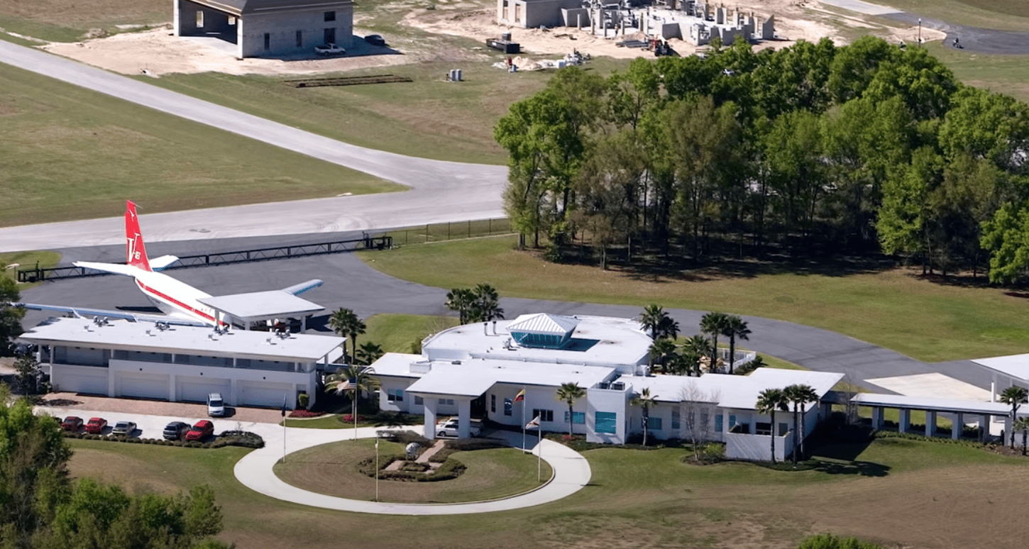 Por Dentro da Mansão de John Travolta em Maine: História e Valor