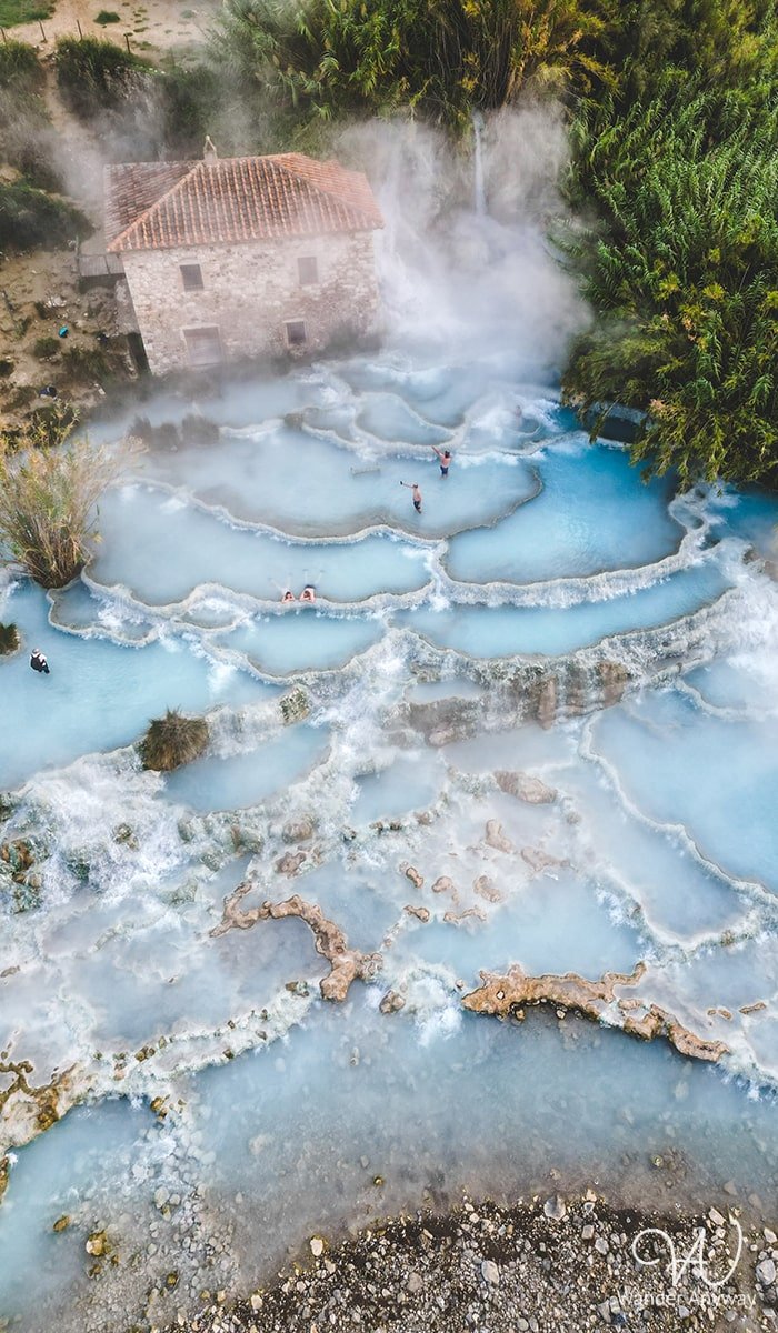 Guia Completo: Como Chegar às Cascate del Mulino de Roma e Florença; Onde se Hospedar em Saturnia: Melhores Opções Perto das Cascate del Mulino; Cascate del Mulino: Dicas Essenciais para sua Visita Perfeita; Os Benefícios Terapêuticos das Águas de Saturnia: Um Mergulho na História; Cascate del Mulino à Noite: Uma Experiência Mágica e Inesquecível