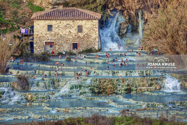 Guia Completo: Como Chegar às Cascate del Mulino de Roma e Florença; Onde se Hospedar em Saturnia: Melhores Opções Perto das Cascate del Mulino; Cascate del Mulino: Dicas Essenciais para sua Visita Perfeita; Os Benefícios Terapêuticos das Águas de Saturnia: Um Mergulho na História; Cascate del Mulino à Noite: Uma Experiência Mágica e Inesquecível