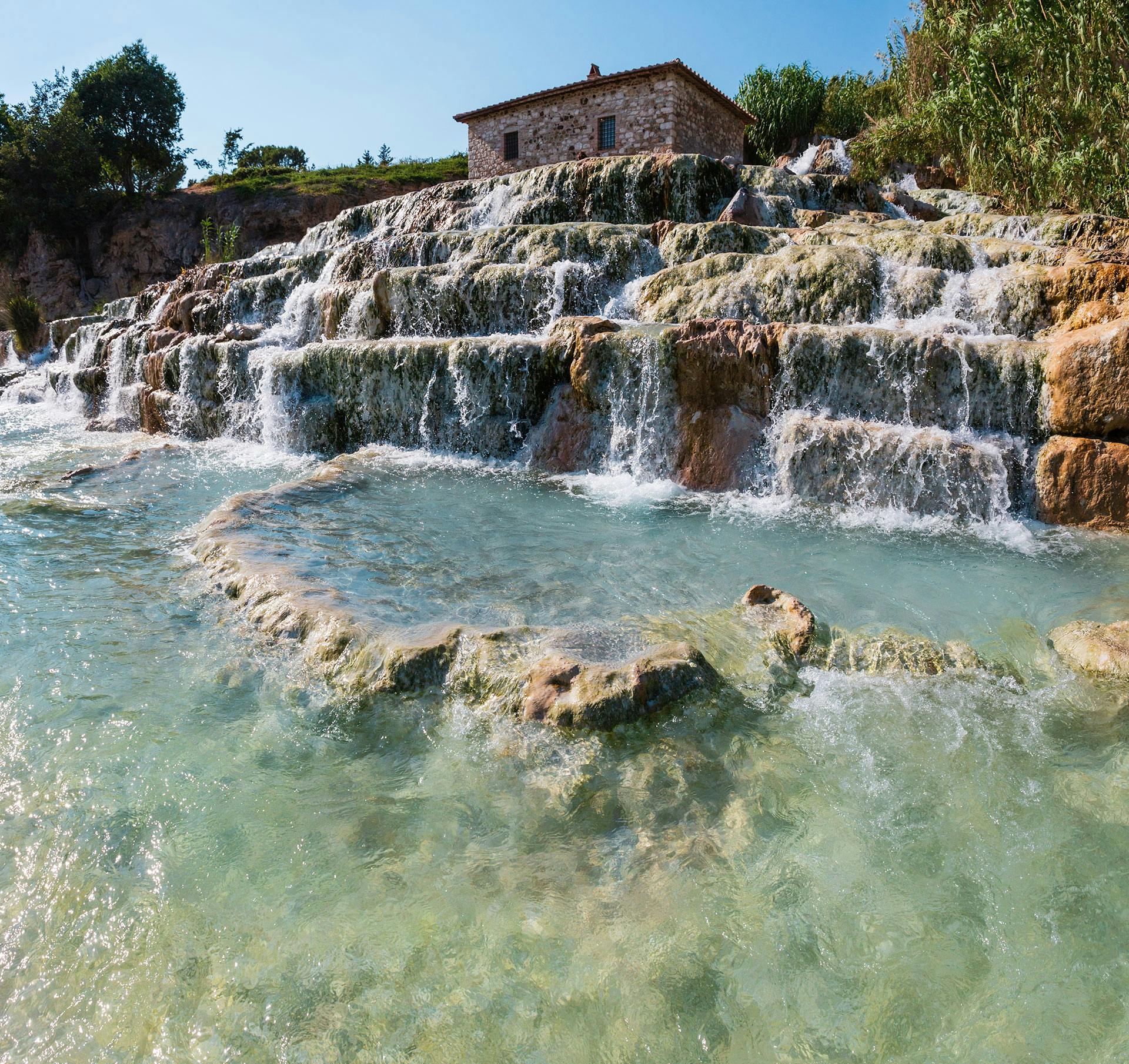 Guia Completo: Como Chegar às Cascate del Mulino de Roma e Florença; Onde se Hospedar em Saturnia: Melhores Opções Perto das Cascate del Mulino; Cascate del Mulino: Dicas Essenciais para sua Visita Perfeita; Os Benefícios Terapêuticos das Águas de Saturnia: Um Mergulho na História; Cascate del Mulino à Noite: Uma Experiência Mágica e Inesquecível