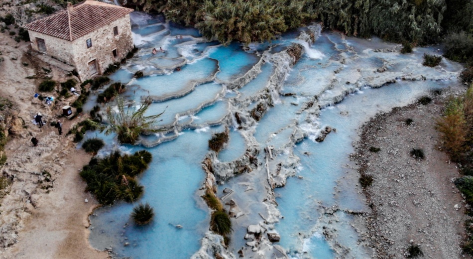 Guia Completo: Como Chegar às Cascate del Mulino de Roma e Florença; Onde se Hospedar em Saturnia: Melhores Opções Perto das Cascate del Mulino; Cascate del Mulino: Dicas Essenciais para sua Visita Perfeita; Os Benefícios Terapêuticos das Águas de Saturnia: Um Mergulho na História; Cascate del Mulino à Noite: Uma Experiência Mágica e Inesquecível