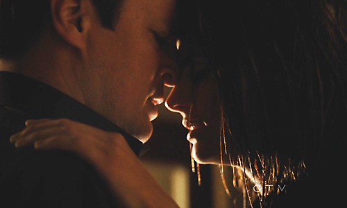 1. A Evolução do Romance: De Beijos Táticos a Compromisso em Castle.
2.