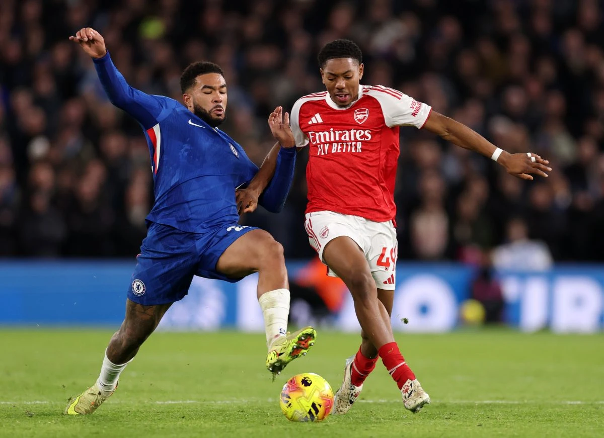 erros defensivos chelsea arsenal hoje