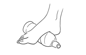 como fazer massagem na sola do pe com garrafa congelada