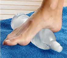 como massagear fascite plantar com garrafa congelada
