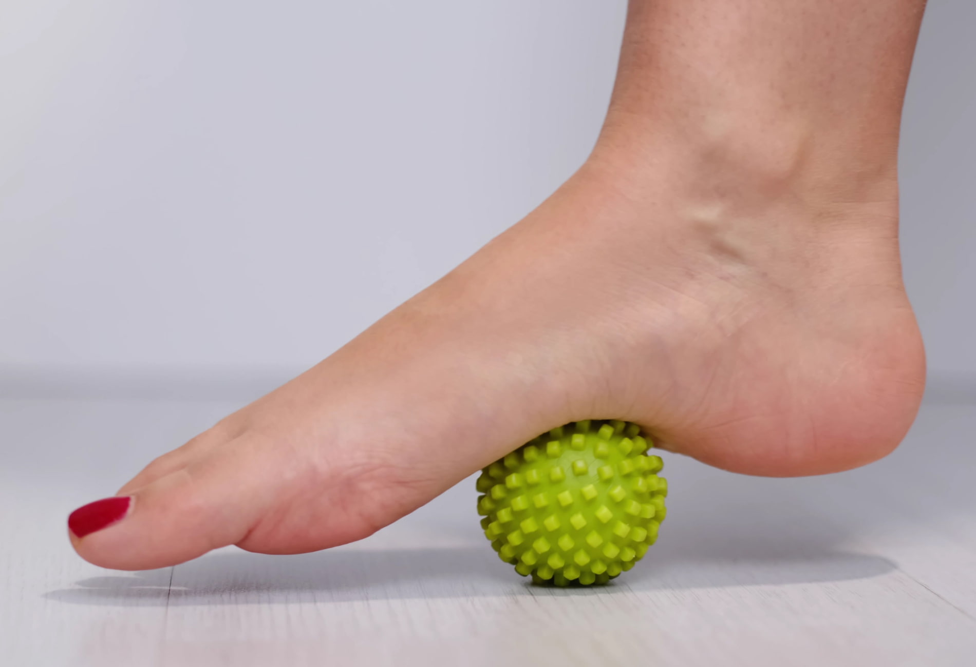 por que minha fascite plantar piora com bolinha de tenis