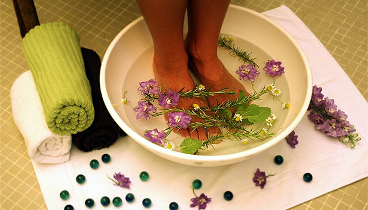 escalda pes com sal grosso ou ervas qual o melhor