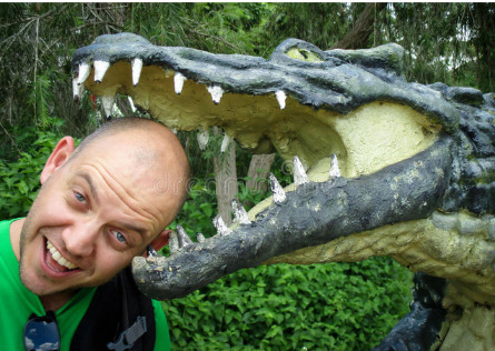 jacaré abre a boca dentro da água