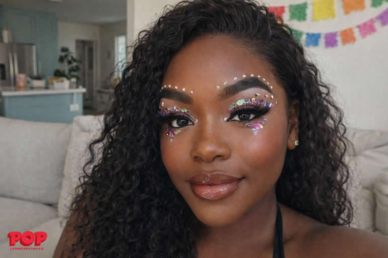 como fazer delineado gráfico colorido para carnaval