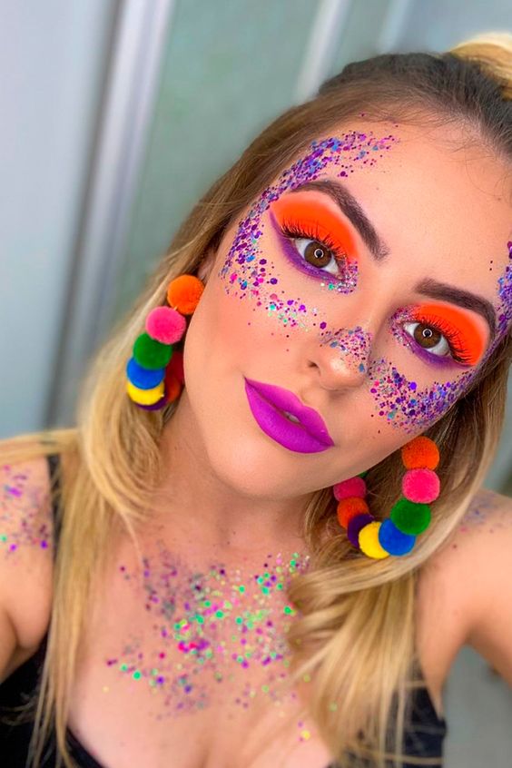 ideias de maquiagem carnaval com glitter e pedrarias