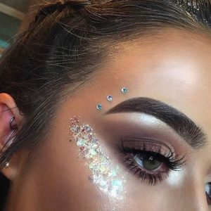 ideias de maquiagem carnaval com glitter e pedrarias