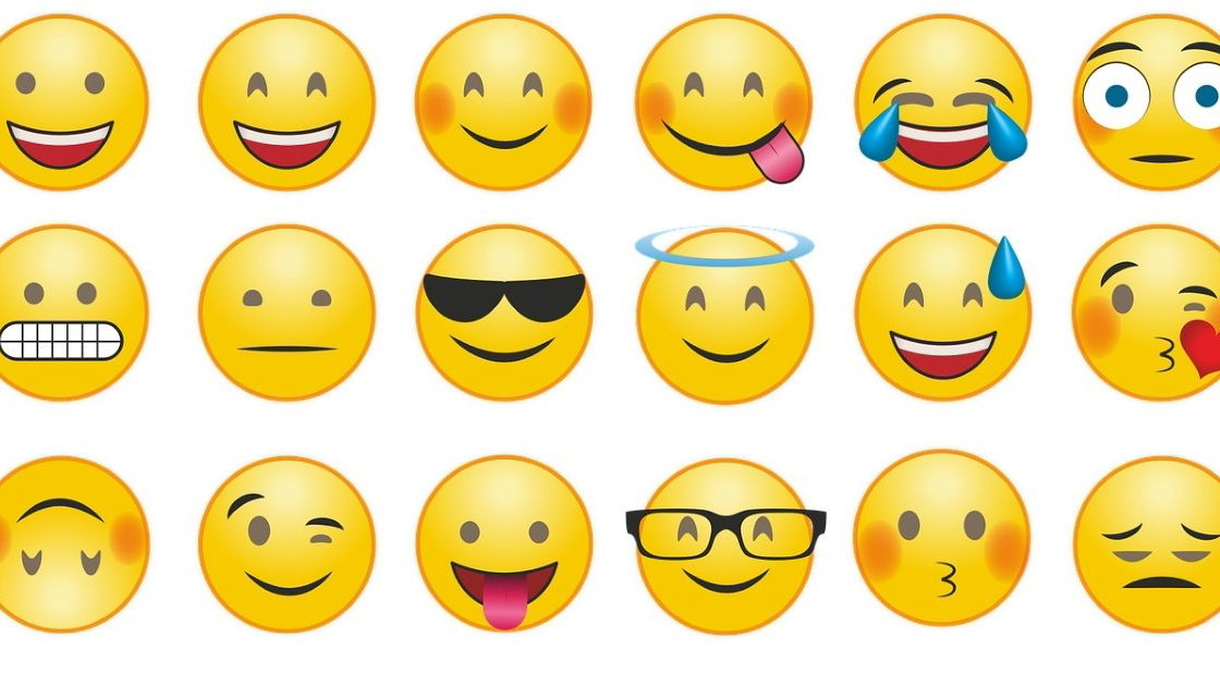 emoji rosto exalando significado
