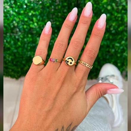 Além do Dedo Médio: Outros Gestos Insultuosos e Suas Origens Históricas