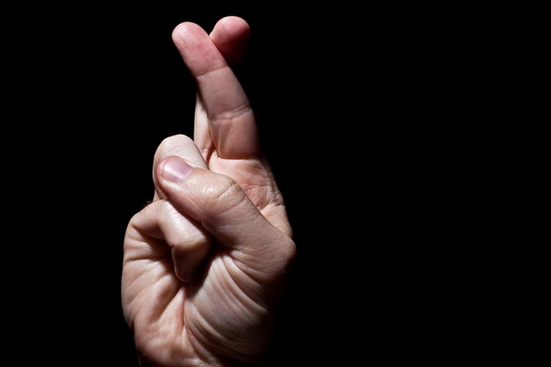 A História Completa do Gesto Fálico: Do Katapygon ao Dedo Médio Moderno