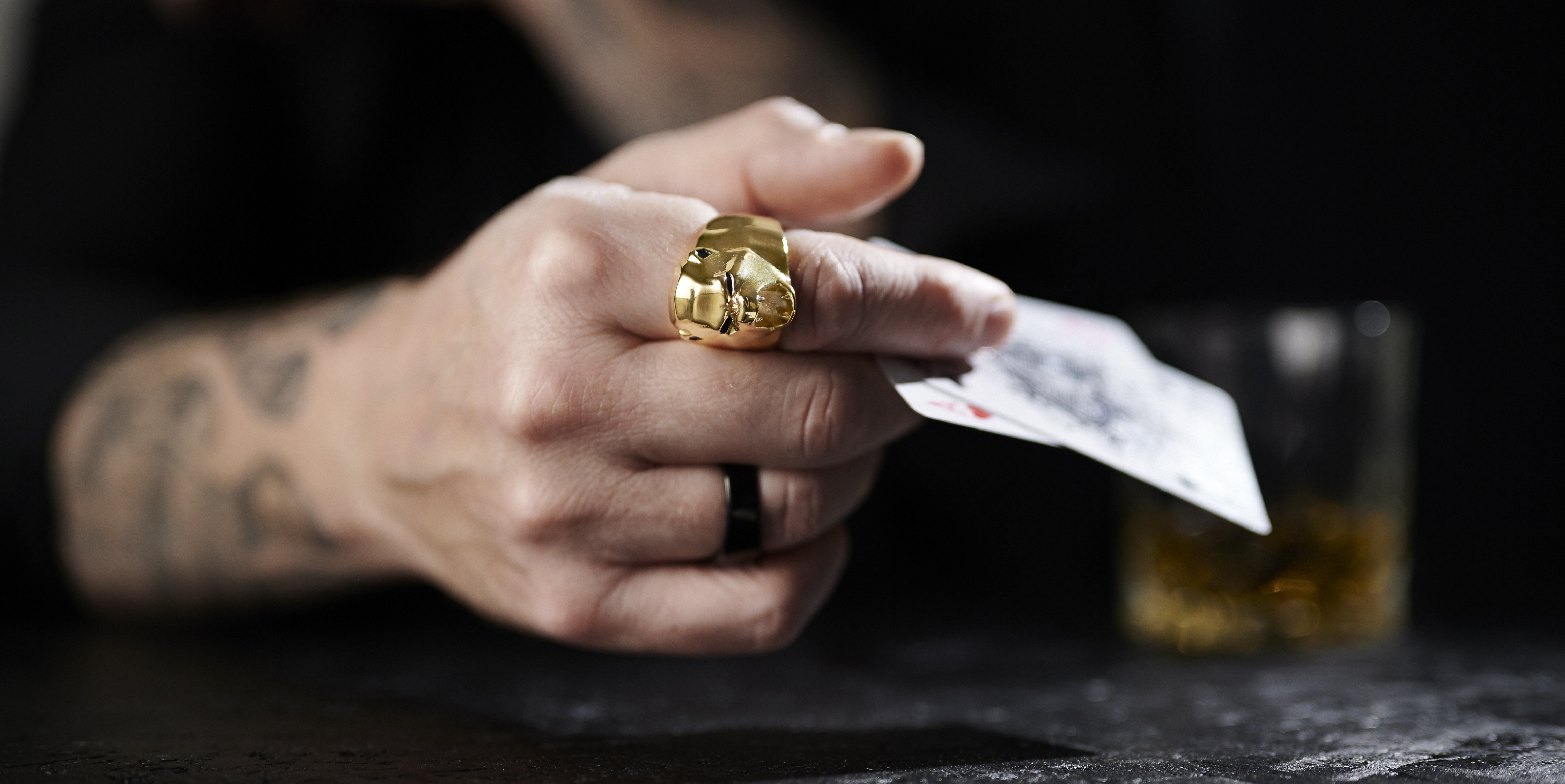 O Dedo Médio como Símbolo de Protesto: Casos Famosos e Seu Impacto