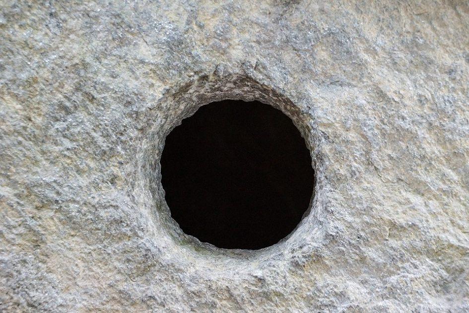 sonhar caindo em buraco profundo