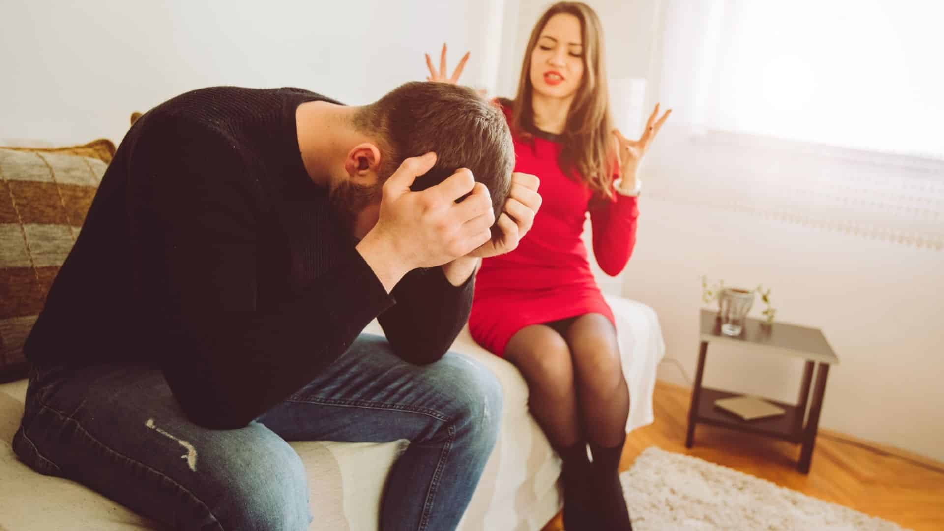 interpretação de sonho briga de parceiros