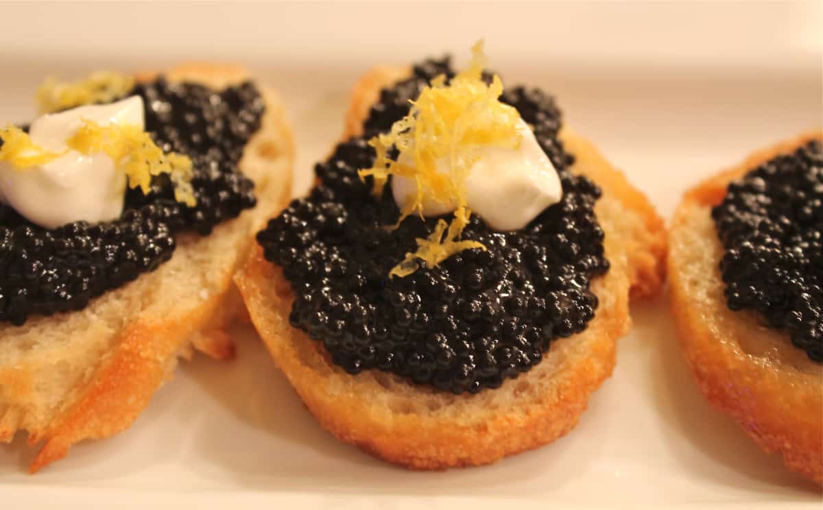 Sevruga: Conheça os Tipos de Caviar Mais Valiosos.
5. Caviar Verdadeiro vs.