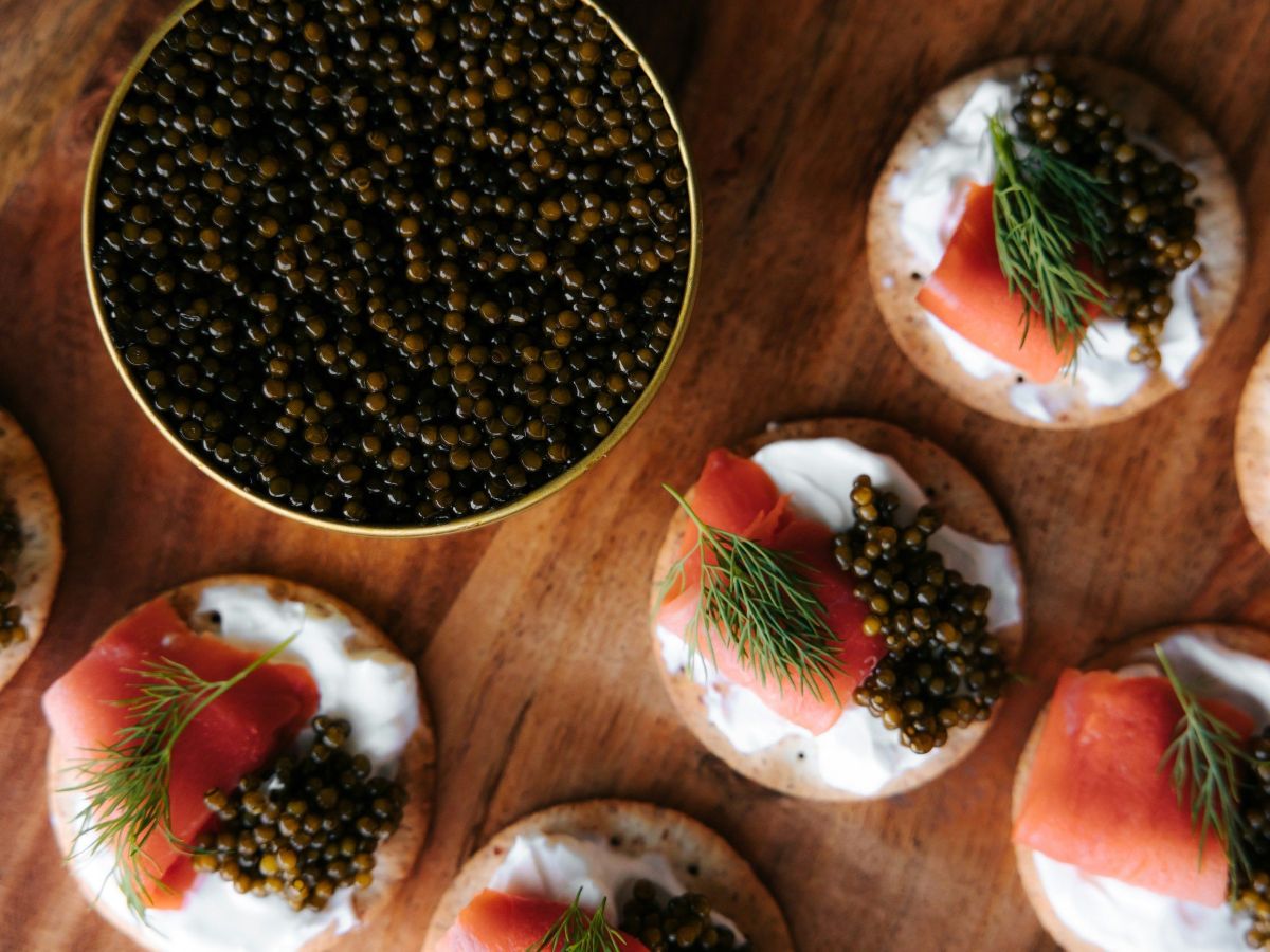 Sevruga: Conheça os Tipos de Caviar Mais Valiosos.
5. Caviar Verdadeiro vs.