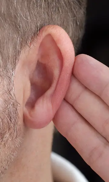 o que significa quando a orelha direita esquenta e a esquerda não