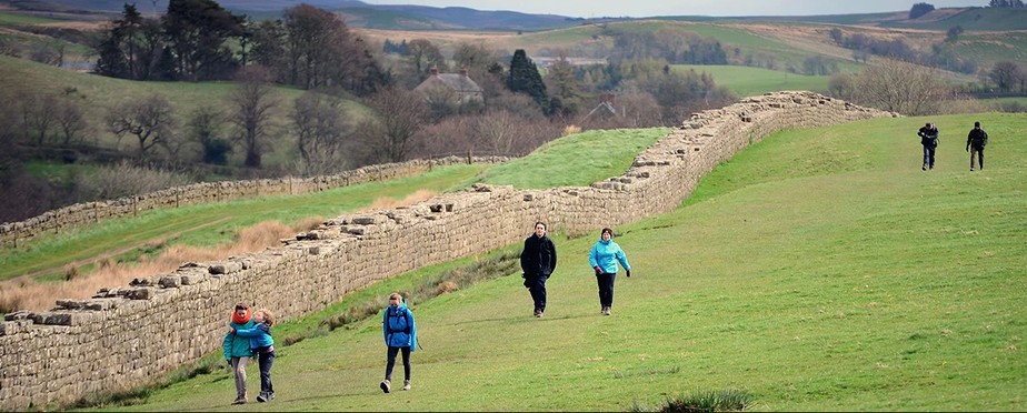 quando foi construído o muro de adriano