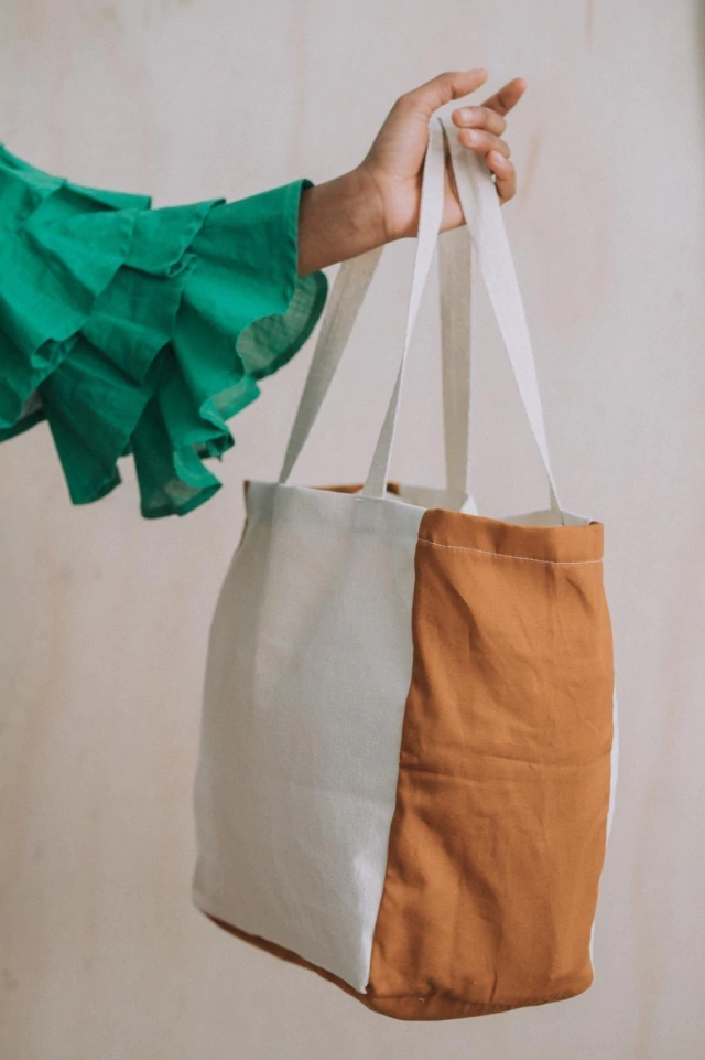 sacola de algodão cru versus sacola de tnt qual a melhor opção