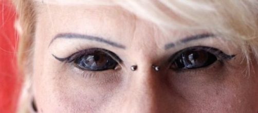 Antes de Fazer: Entenda os Riscos Irreversíveis da Tatuagem Esclerótica