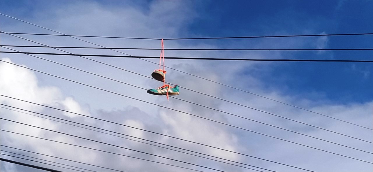 Shoefiti: A História e Origem do Fenômeno Global
