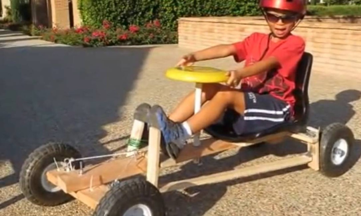 um carrinho de madeira com volante