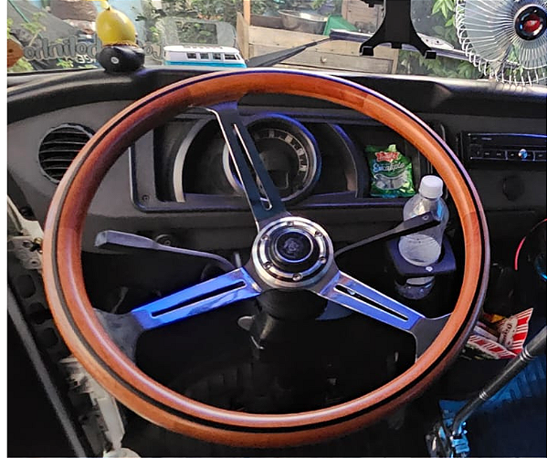 um carrinho de madeira com volante