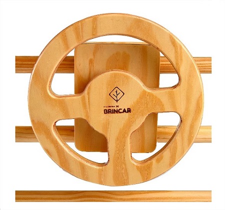 um carrinho de madeira com volante