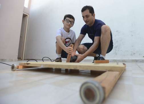 um carrinho de madeira com volante