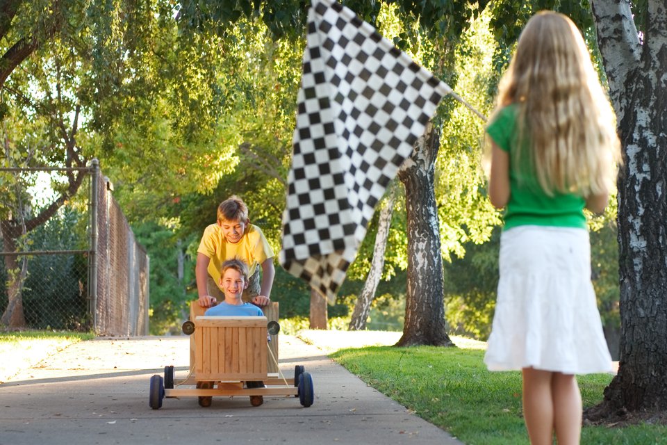 um carrinho de madeira com volante