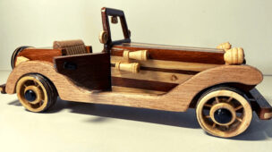 um carrinho de madeira com volante