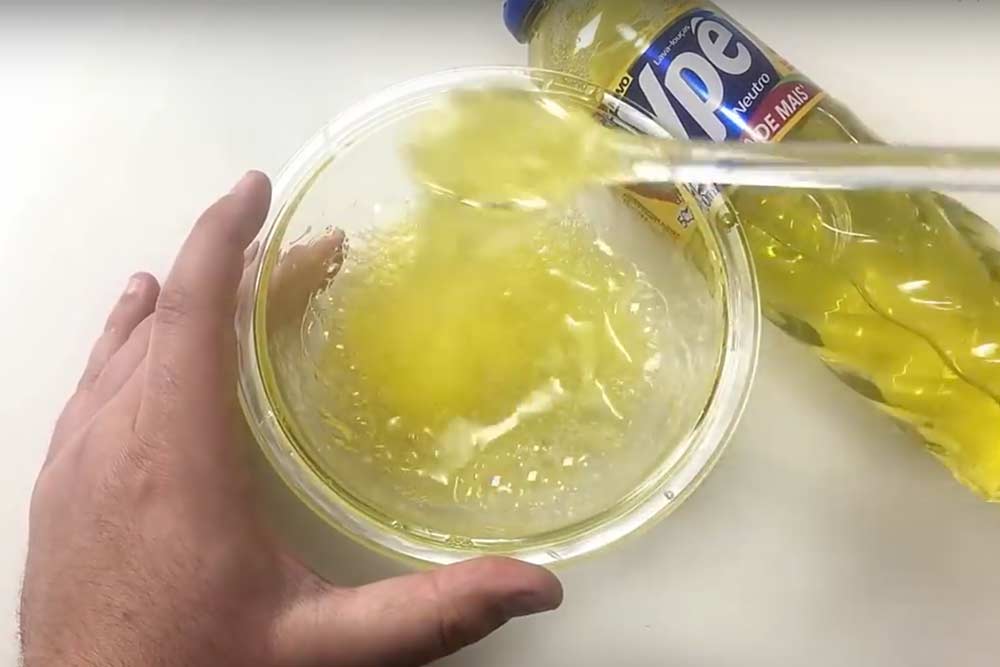 uma amoeba com cola branca