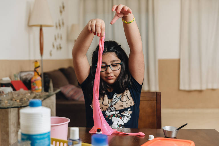 amoeba com cola branca vs slime com cola transparente
