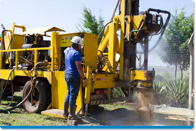 uma máquina de cavar poço artesiano