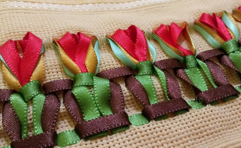 vagonite com fita de cetim vs bordado em ponto cruz qual escolher