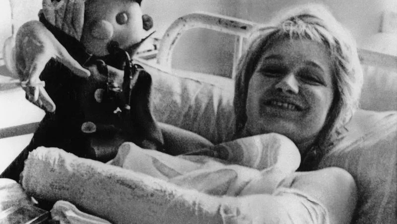 A Incrível História de Vesna Vulović: A Mulher que Sobreviveu a uma Queda de 10.000 Metros; Voo JAT 367: O Mistério da Explosão e o Milagre de Vesna Vulović; Além do Recorde: A Vida de Ativista Política de Vesna Vulović na Sérvia; Como o Corpo Humano Resiste a Quedas Extremas: O Caso de Vesna Vulović; Guinness World Records: Conheça os Maiores Feitos de Sobrevivência Aérea