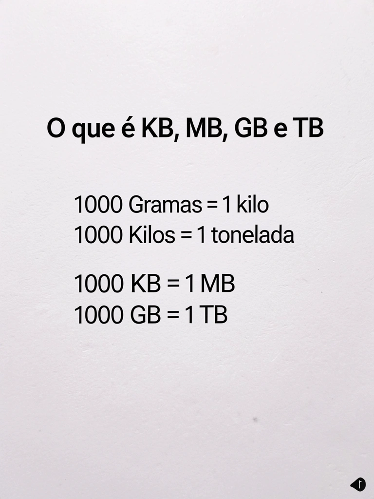 Mão levantada em gesto de desculpa, com fundo neutro